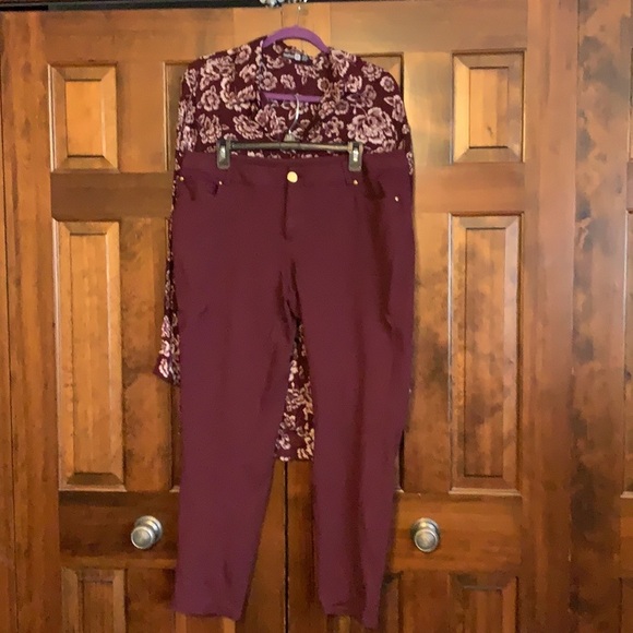 Boohoo Plus Floral Button Down - Picture 4 of 5